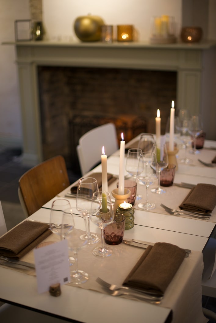 Feestelijk gedekte tafel met kaarsen in Pastorie Leke