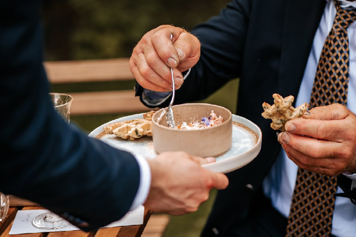 Antoine Rabaut werkt een gerecht af tijdens catering op locatie