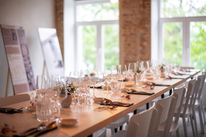 Gedekte tafel voor een pop-upavond in Pastorie Leke