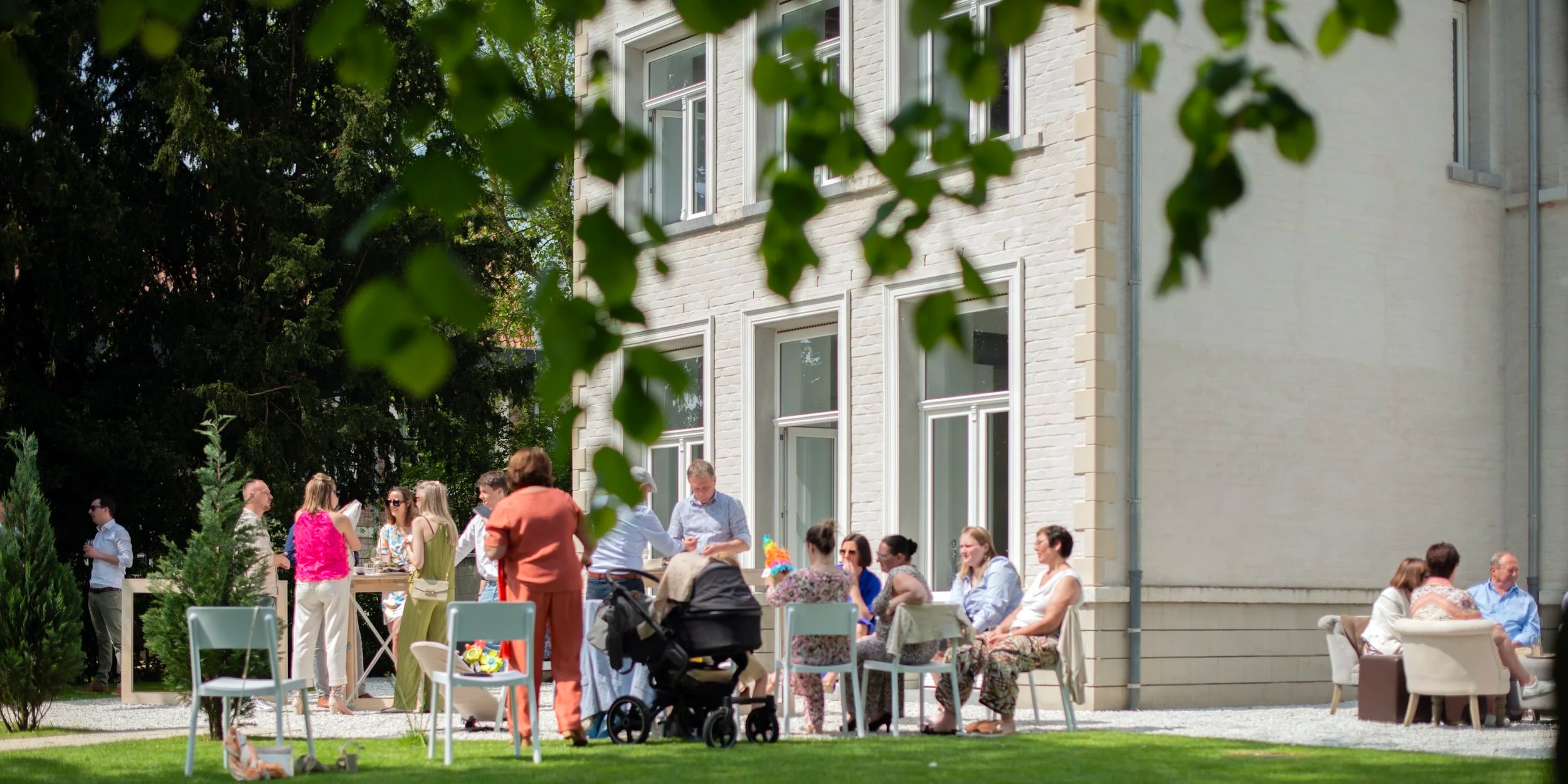 Gasten in de tuin van Pastorie Leke