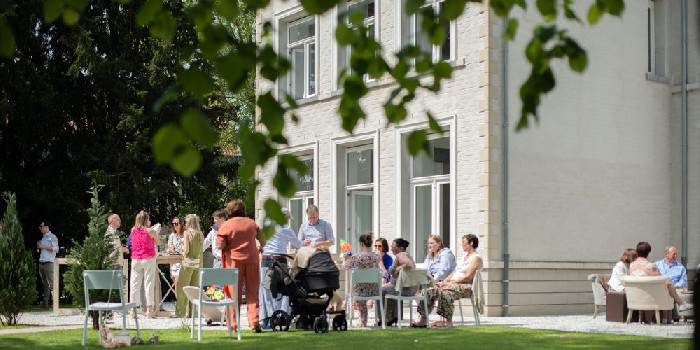 Gasten in de tuin van Pastorie Leke