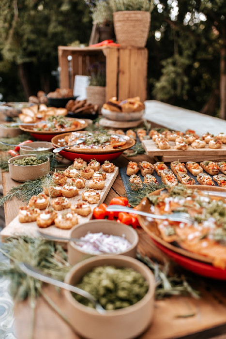 Feestelijk gedekte tafel met kleine gerechten